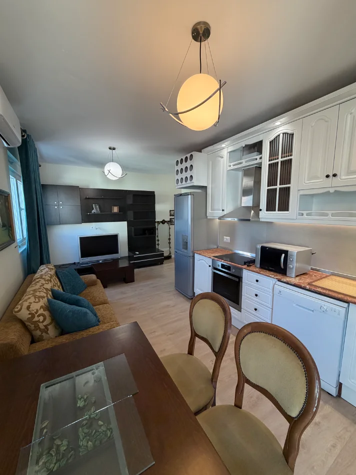 Tirane, jepet me qera 1+1 Kati 5, 60 m² 650 € 