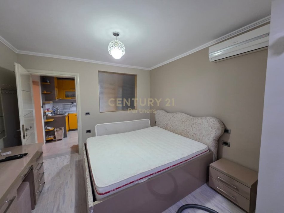 Tirane, jepet me qera apartament 2+1+Aneks+Ballkon Kati 3, 77 m² 900 € 