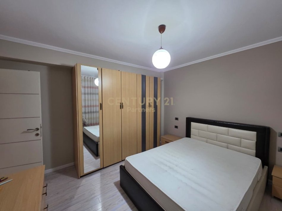 Tirane, jepet me qera apartament 2+1+Aneks+Ballkon Kati 3, 77 m² 900 € 