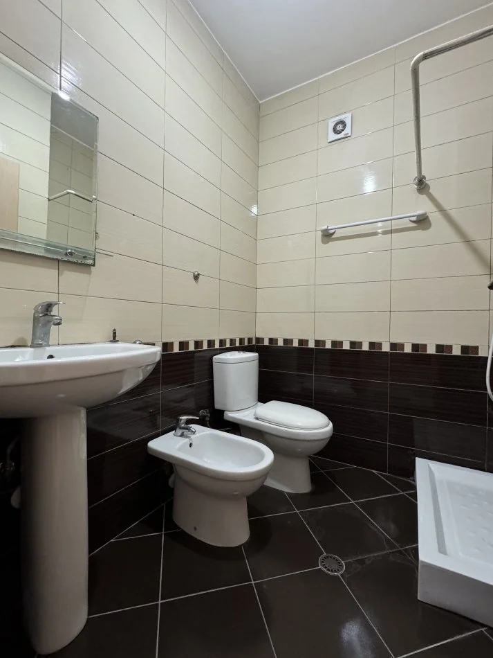 Tirane, jepet me qera apartament 1+1 Kati 1, 60 m² 450 € (Bilal Sina)