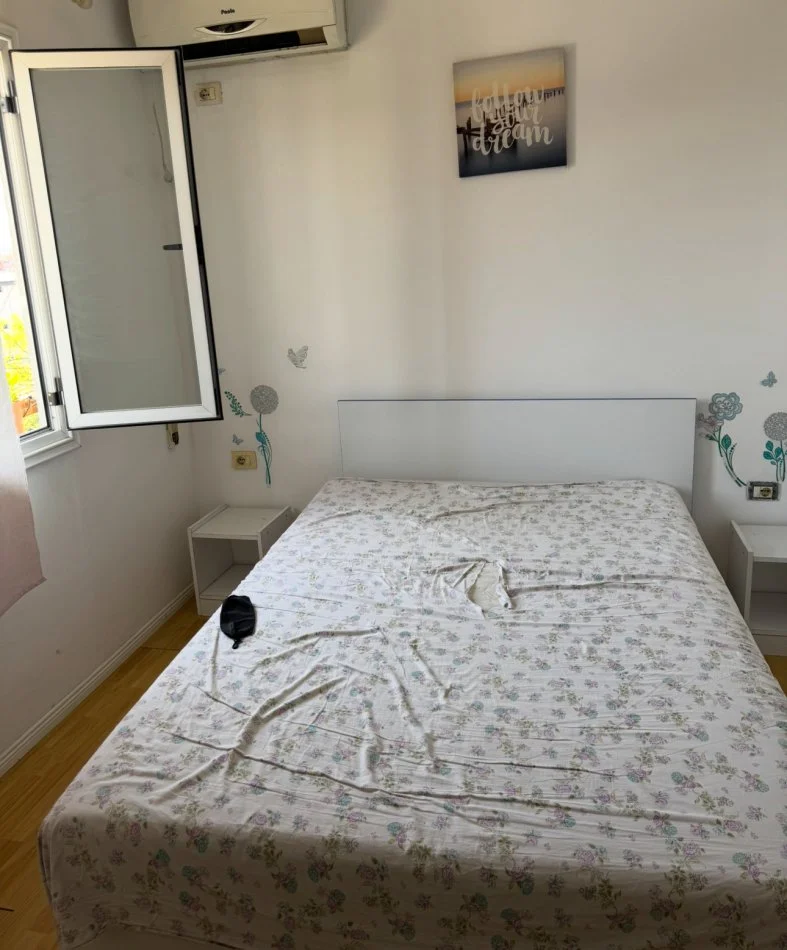 Tirane, jap me qera apartament 1+1 Kati 4, 51 m² 301 € (rr. Lord Bajron, spitali i Traumes)