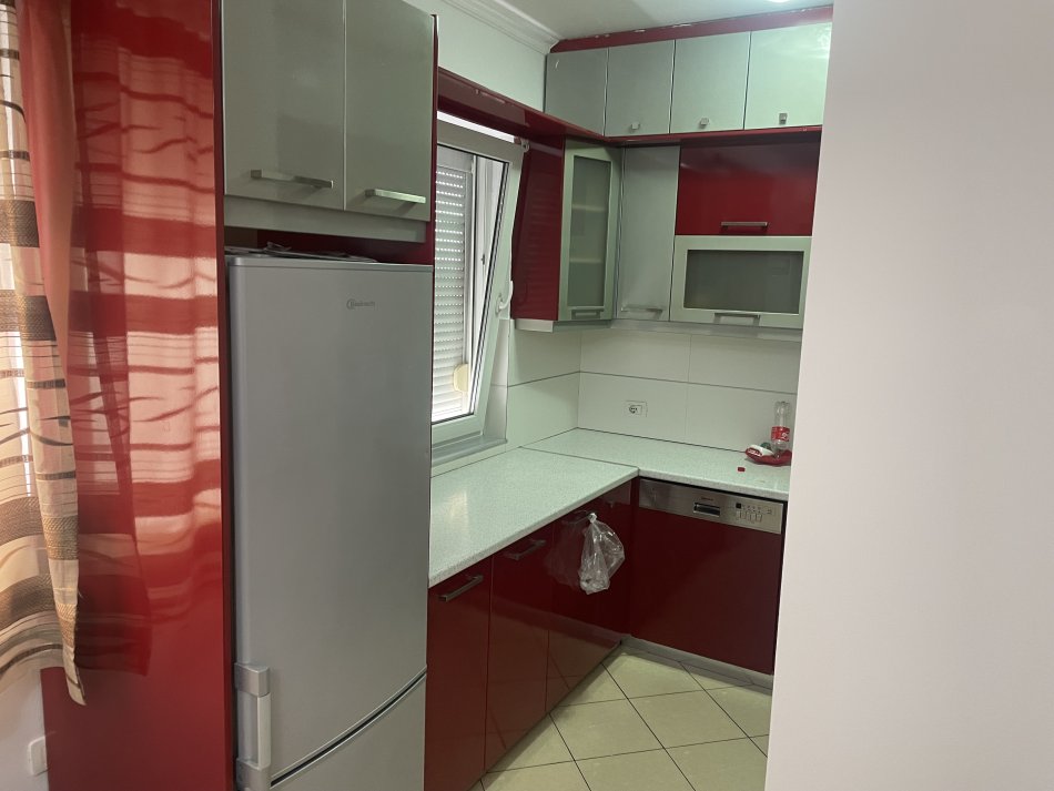 Tirane, jap me qera apartament 2+1+Ballkon Kati 5, 500 € (Rruga e Dibres)
