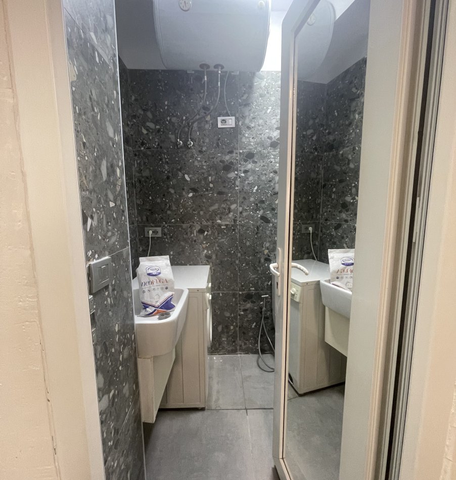 Tirane, jepet me qera apartament 1+1 Kati 3, 500 € (Rruga Arkitekt Sinani)