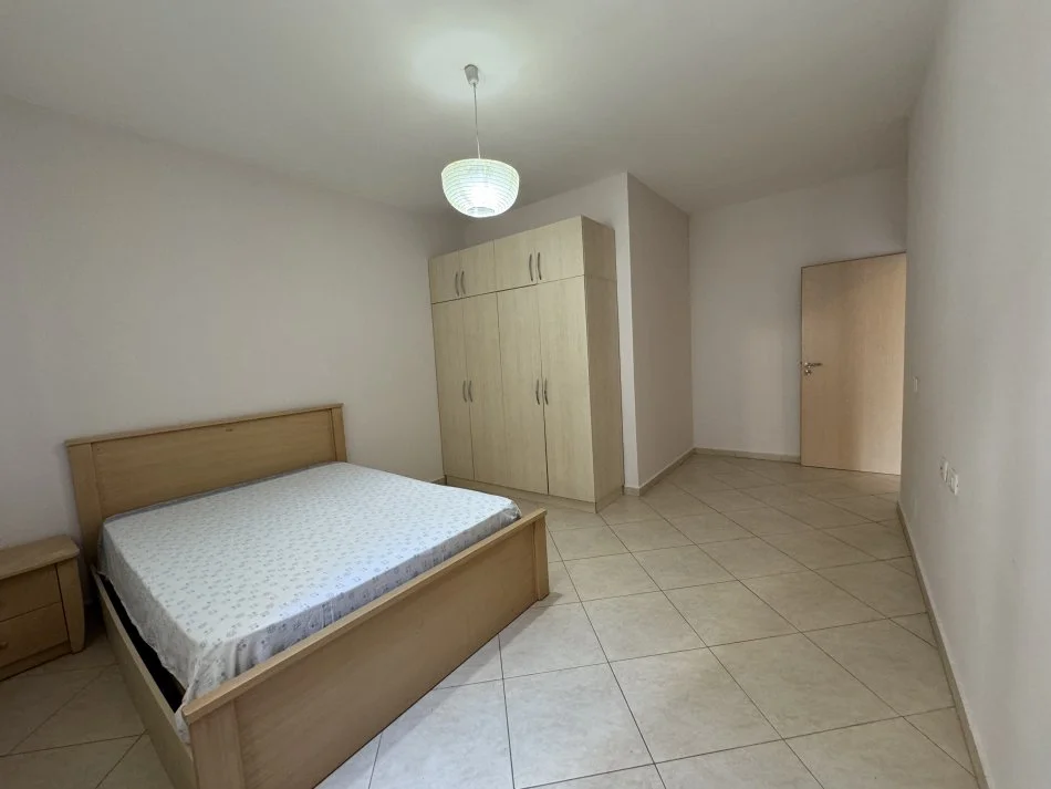 Tirane, jepet me qera apartament 1+1 Kati 1, 60 m² 450 € (Bilal Sina)