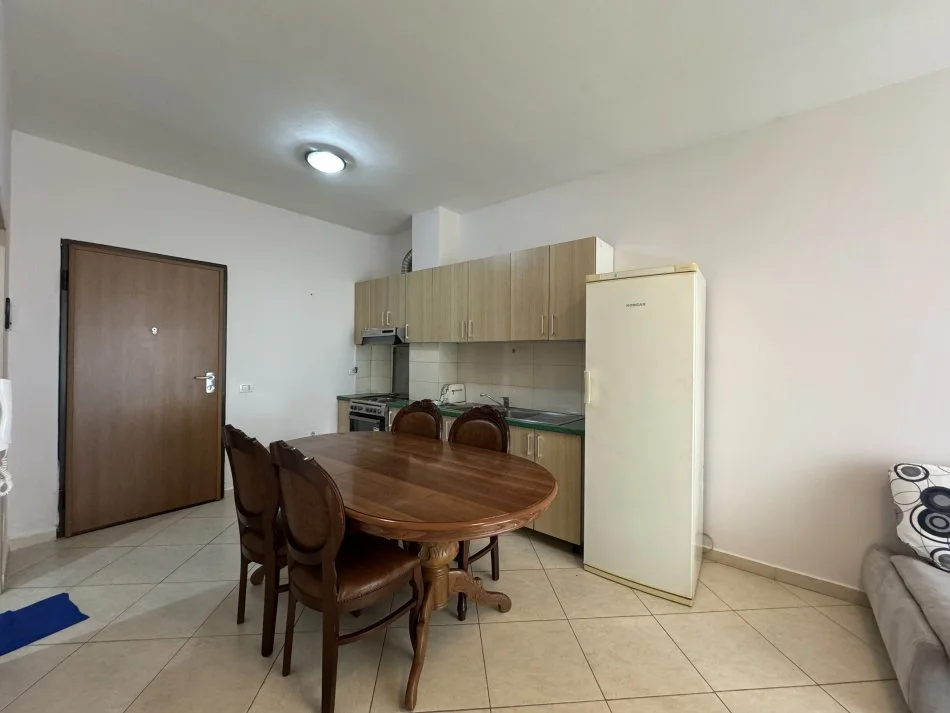 Tirane, jepet me qera apartament 1+1 Kati 1, 60 m² 450 € (Bilal Sina)