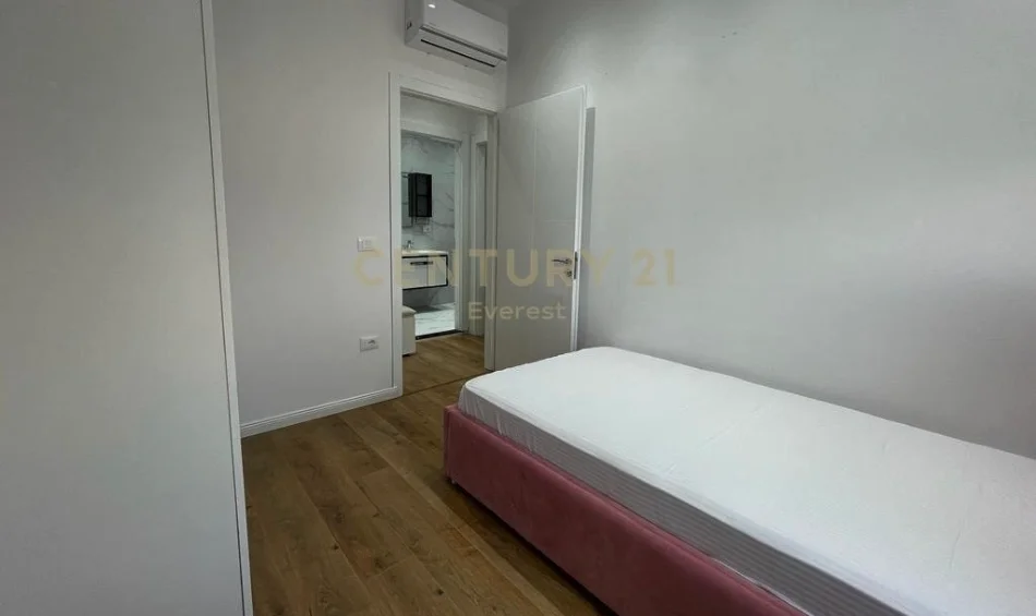 Tirane, jap me qera apartament duplex 2+1+Ballkon Kati 13, 90 m² 800 € (Medar Shtylla)