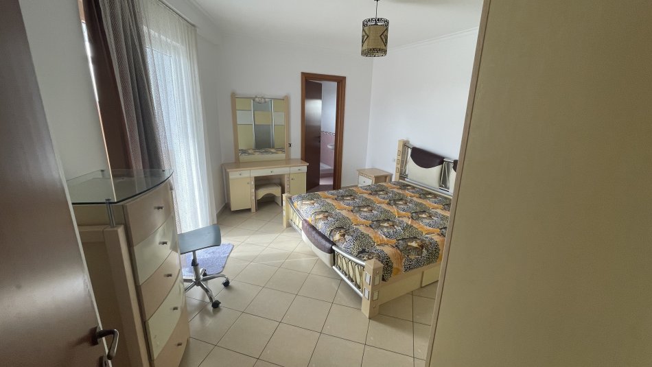 Tirane, jap me qera apartament 2+1+Ballkon Kati 5, 500 € (Rruga e Dibres)