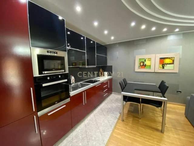 Tirane, jepet me qera 2+1+A+BLK Kati 7, 120 m² 1.000 Euro (Prane ambasades amerikane)