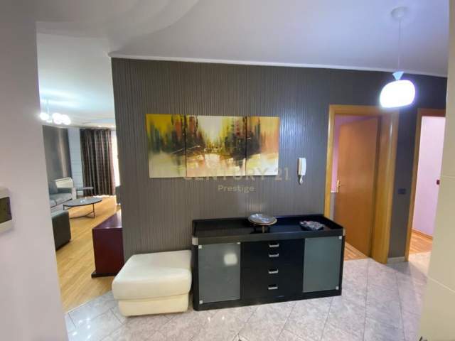 Tirane, jepet me qera 2+1+A+BLK Kati 7, 120 m² 1.000 Euro (Prane ambasades amerikane)