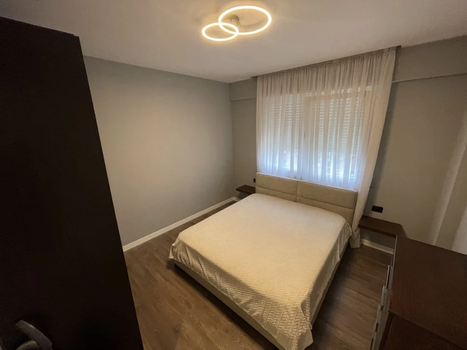 Tirane, jepet me qera apartament 1+1+Aneks+Ballkon Kati 8, 61 m² 600 € (Rruga Kavajes , Perball Delijorgjit)