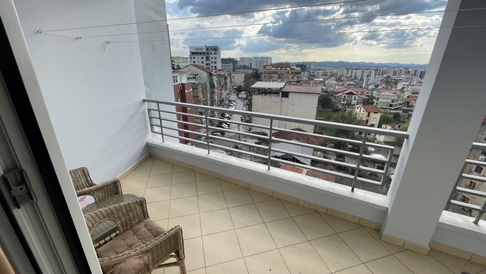 Tirane, jap me qera apartament 2+1+Ballkon Kati 5, 500 € (Rruga e Dibres)