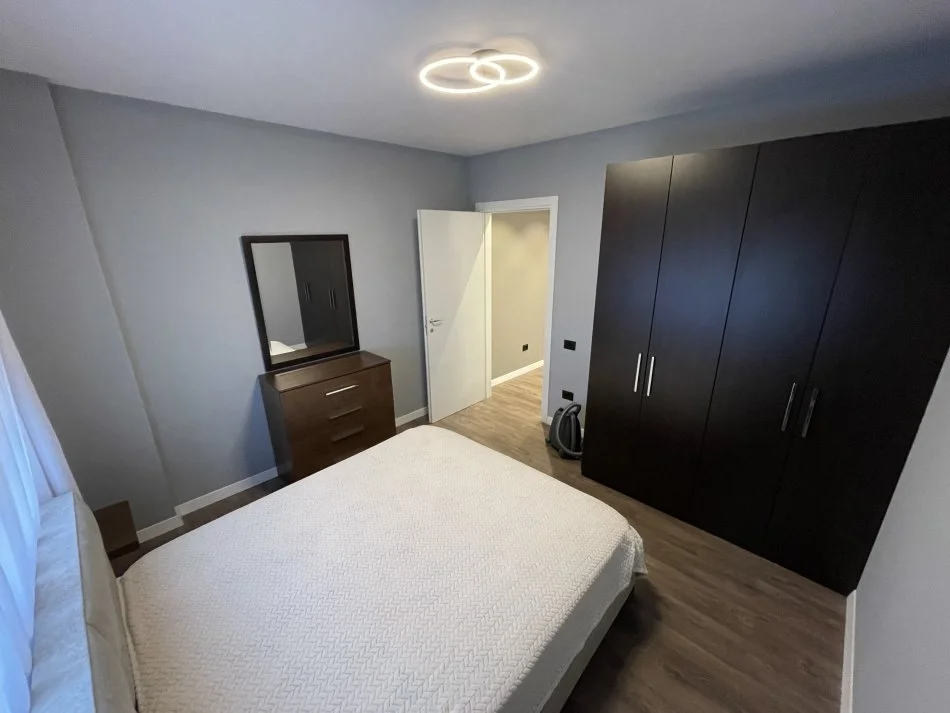 Tirane, jepet me qera apartament 1+1+Aneks+Ballkon Kati 8, 61 m² 600 € (Rruga Kavajes , Perball Delijorgjit)