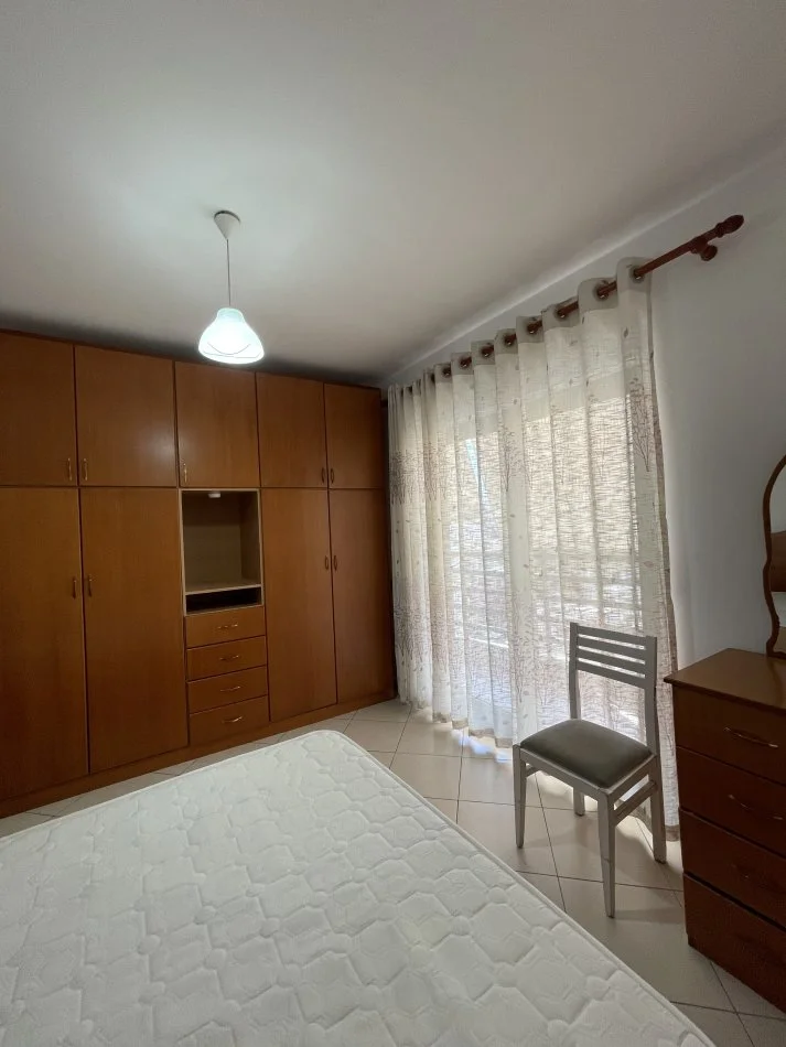 Tirane, jepet me qera apartament 2+1+Ballkon Kati 6, 110 m² 450 € (Yzberisht)