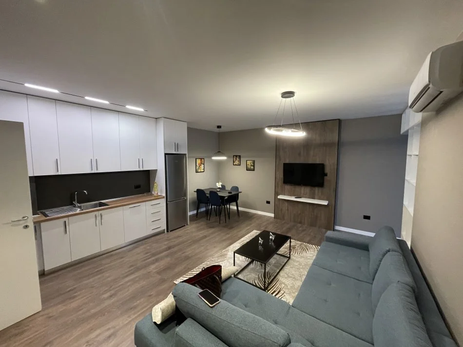 Tirane, jepet me qera apartament 1+1+Aneks+Ballkon Kati 8, 61 m² 600 € (Rruga Kavajes , Perball Delijorgjit)