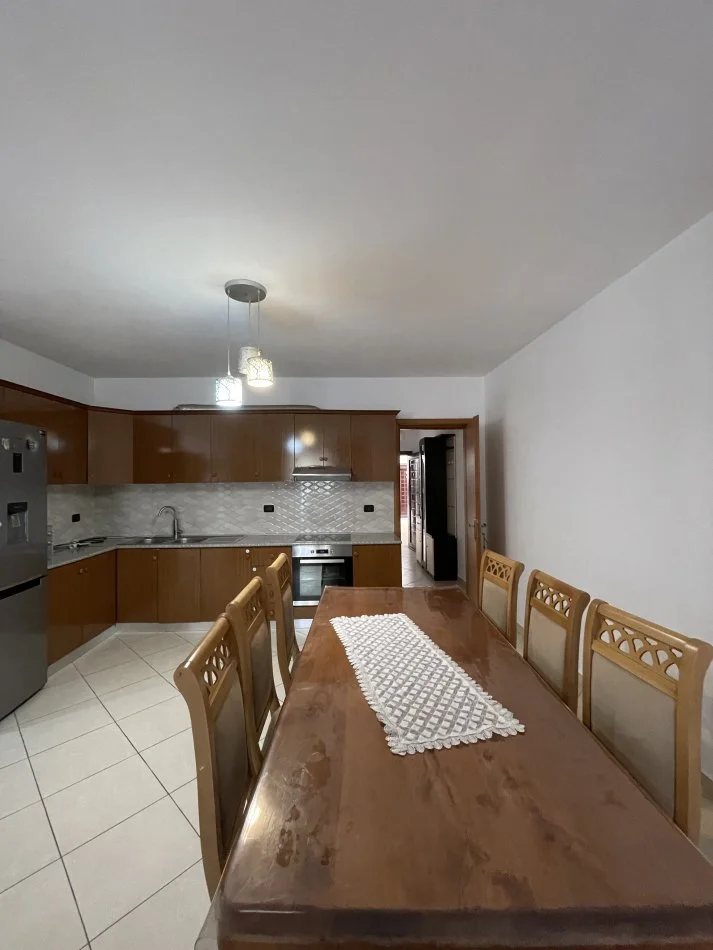 Tirane, jepet me qera apartament 2+1+Ballkon Kati 6, 110 m² 450 € (Yzberisht)