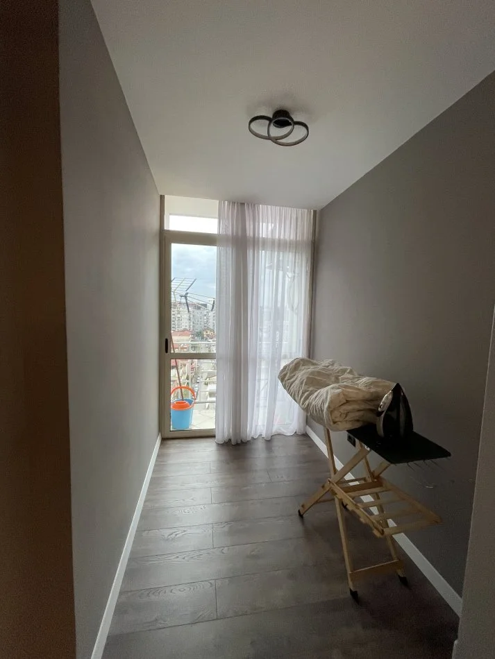 Tirane, jepet me qera apartament 1+1+Aneks+Ballkon Kati 8, 61 m² 600 € (Rruga Kavajes , Perball Delijorgjit)