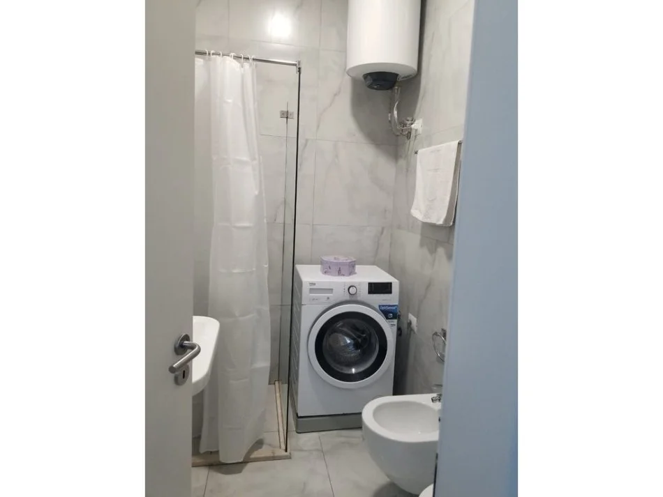 Tirane, jepet me qera apartament 1+1 Kati 1, 39 m² 450 € (Ali Demi)