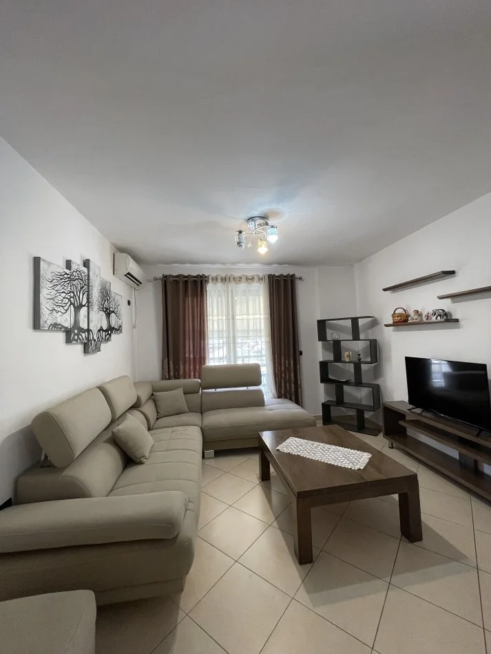 Tirane, jepet me qera apartament 2+1+Ballkon Kati 6, 110 m² 450 € (Yzberisht)