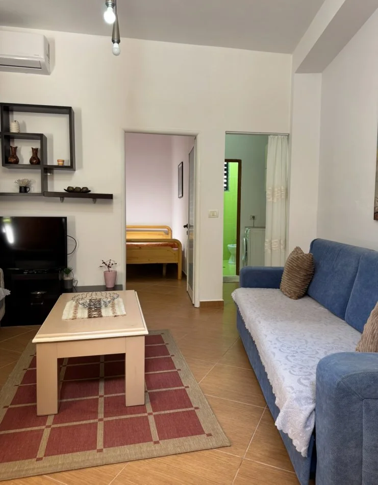 Tirane, jap me qera apartament 1+1 Kati 1, 69 m² 430 € (ola fast komune prane rrethrrotullimit)