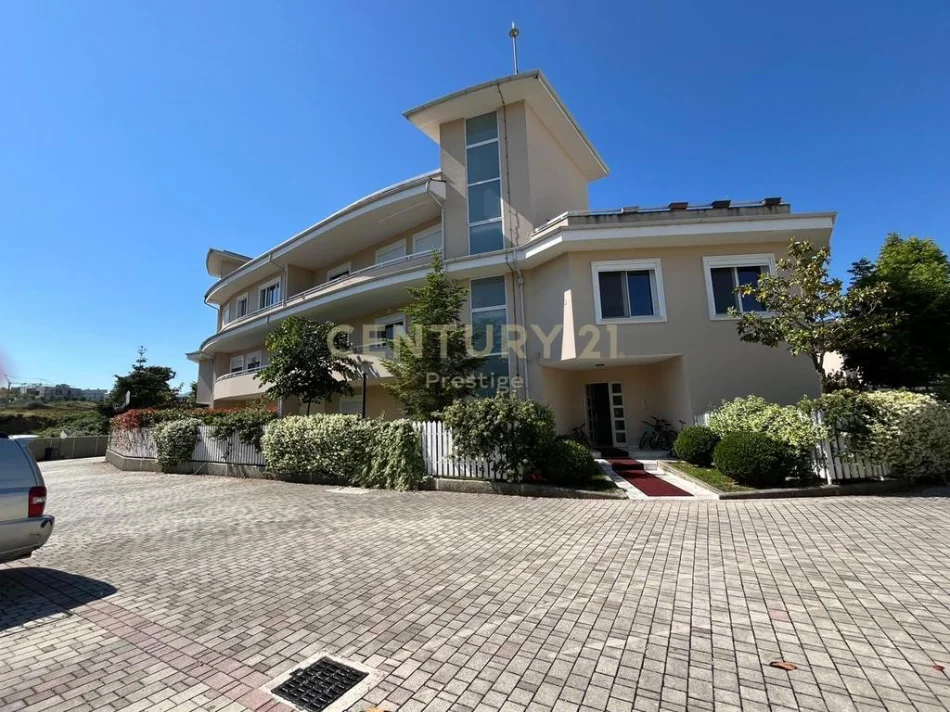 Tirane, jepet me qera apartament 2+1+Ballkon Kati 1, 125 m² 1.700 € (Teg)