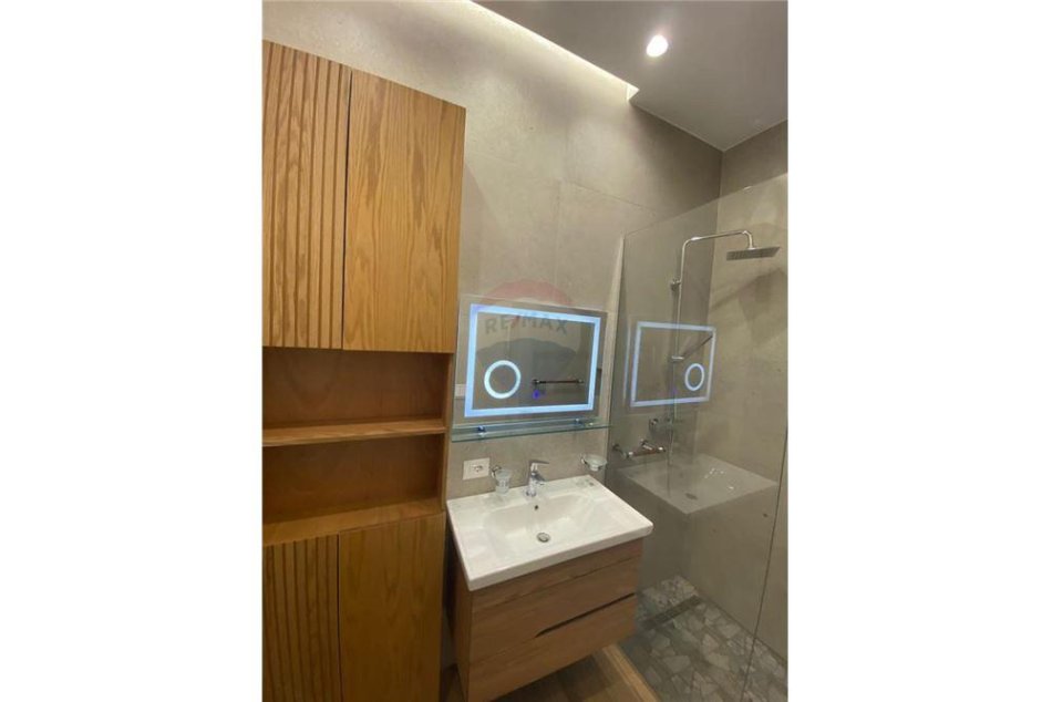 Tirane, jepet me qera apartament 1+1 , 75 m² 800 € (Rruga e Kavajes)