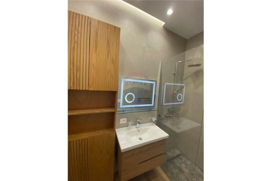 Tirane, jepet me qera apartament 1+1 , 75 m² 800 € (Rruga e Kavajes)