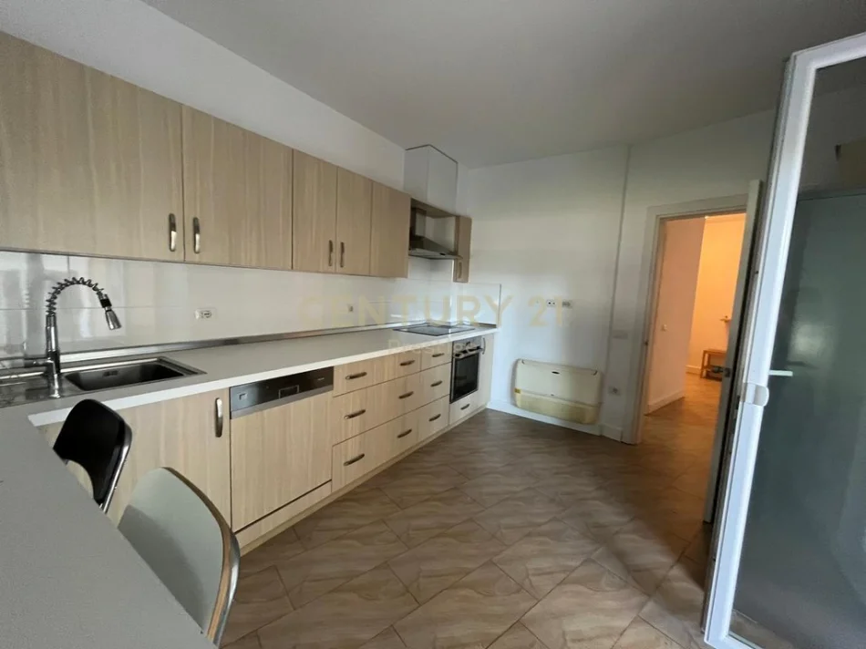 Tirane, jepet me qera apartament 2+1+Ballkon Kati 1, 125 m² 1.700 € (Teg)