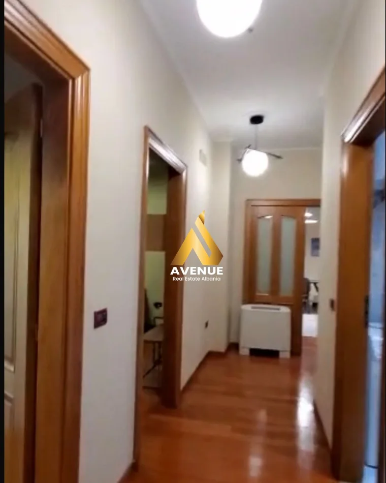 Tirane, jepet me qera apartament 3+1 Kati 4, 164 m² 1.500 € (Rruga Kosovarve)
