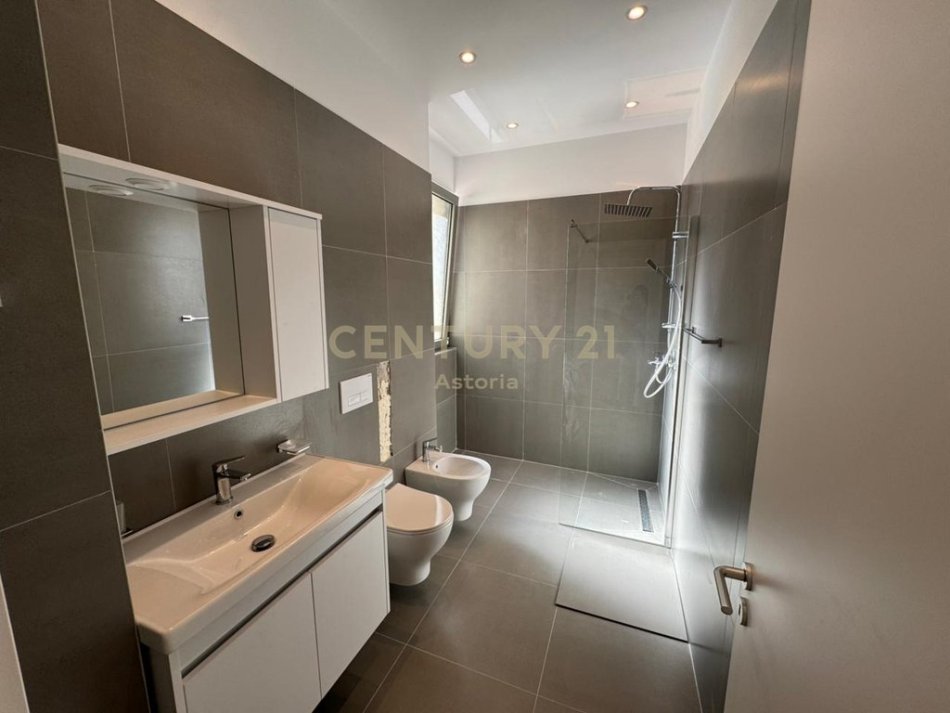 Tirane, jepet me qera apartament 3+1+Aneks+Ballkon Kati 1, 155 m² 2.000 € (Green Valley)