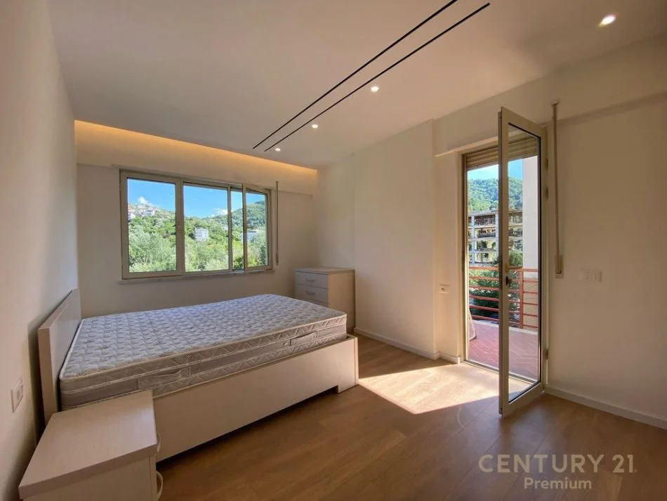 Tirane, jepet me qera apartament 3+1+Aneks+Ballkon Kati 2, 131 m² 1.100 € (Liqeni thate)