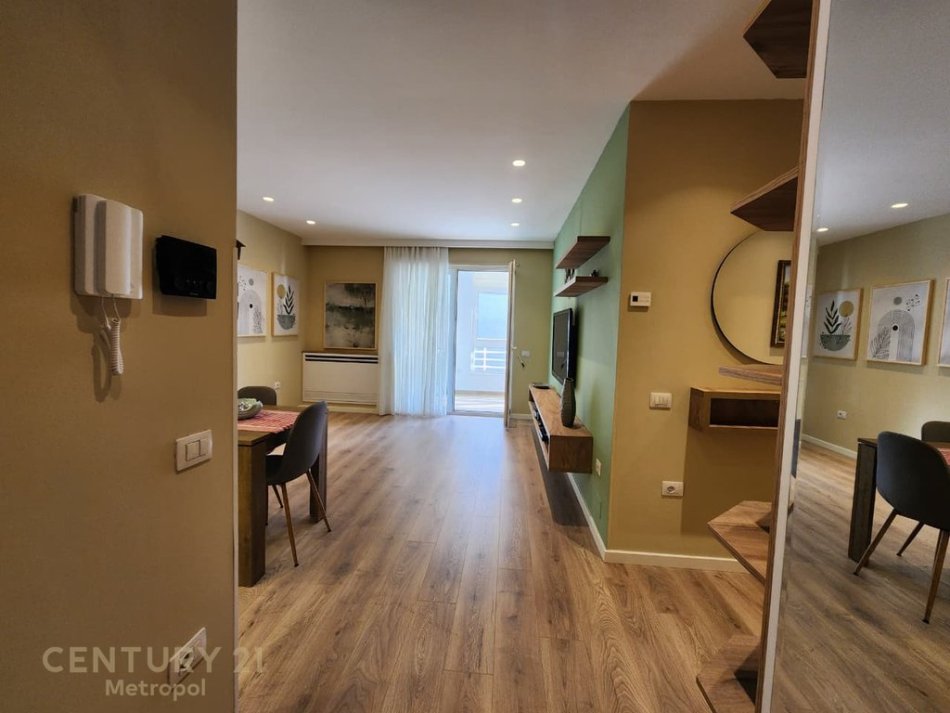 Tirane, jepet me qera apartament 2+1+Aneks+Ballkon Kati 3, 102 m² 1.000 € 