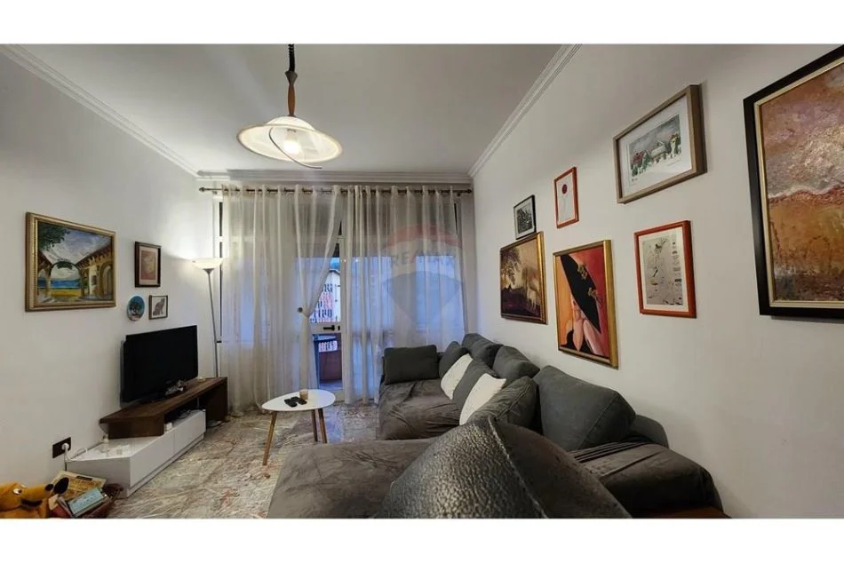 Tirane, jepet me qera apartament 1+1 Kati 5, 60 m² 600 € (Qender Kafe Flora)