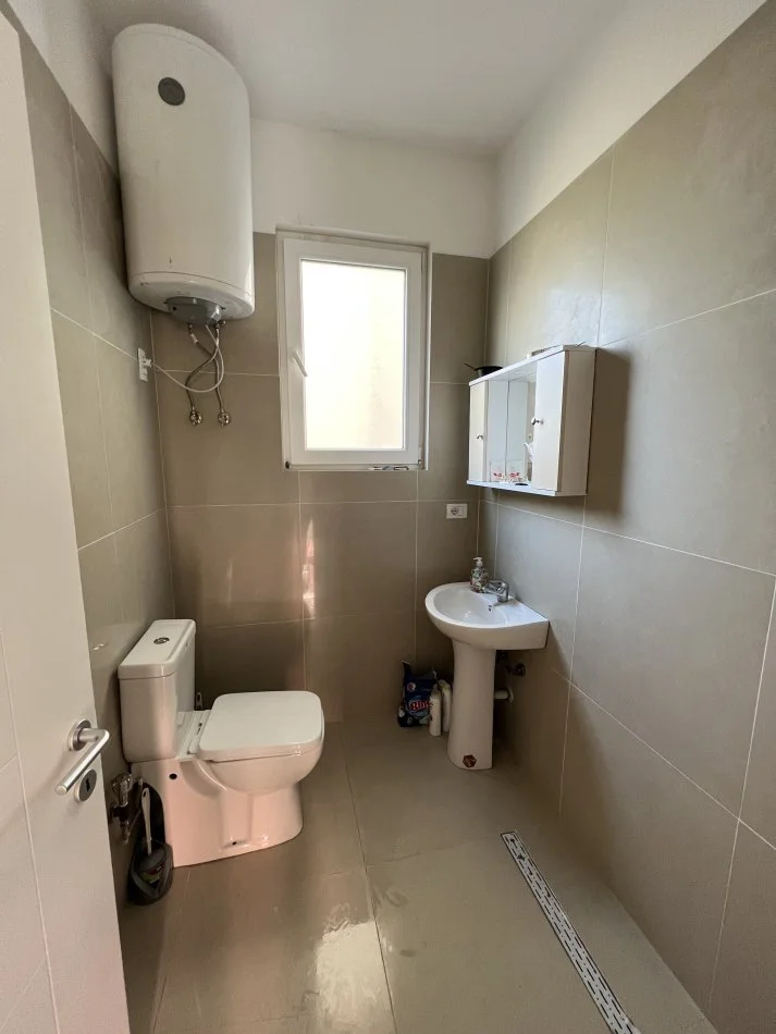 Shqiperi, jepet me qera 1+1 Kati 1, 90 m² 280 € (Rruga Pasho Hysa)