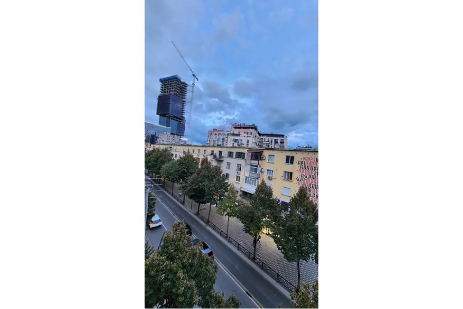 Tirane, jepet me qera apartament 1+1 Kati 5, 60 m² 600 € (Qender Kafe Flora)