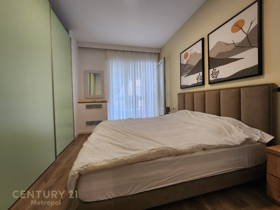 Tirane, jepet me qera apartament 2+1+Aneks+Ballkon Kati 3, 102 m² 1.000 € 