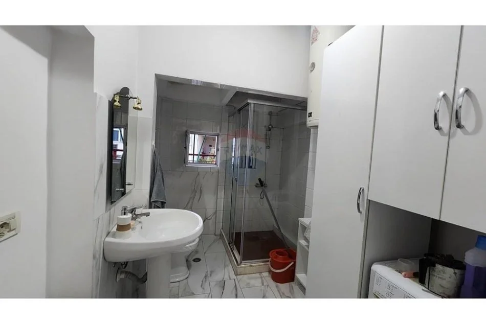 Tirane, jepet me qera apartament 1+1 Kati 5, 60 m² 600 € (Qender Kafe Flora)