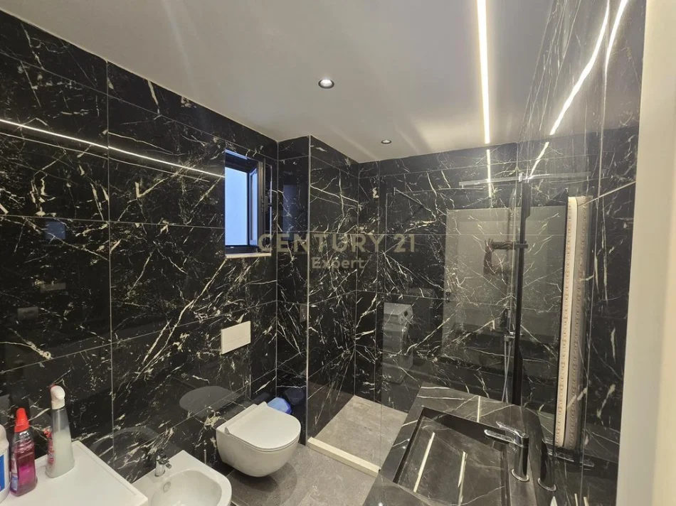 Tirane, shes apartament 2+1 Kati 4, 103 m² 250.000 € (Uet)