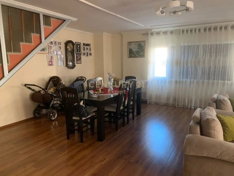 Tirane, shitet apartament duplex Dublex , 200 m² 320.000 € 