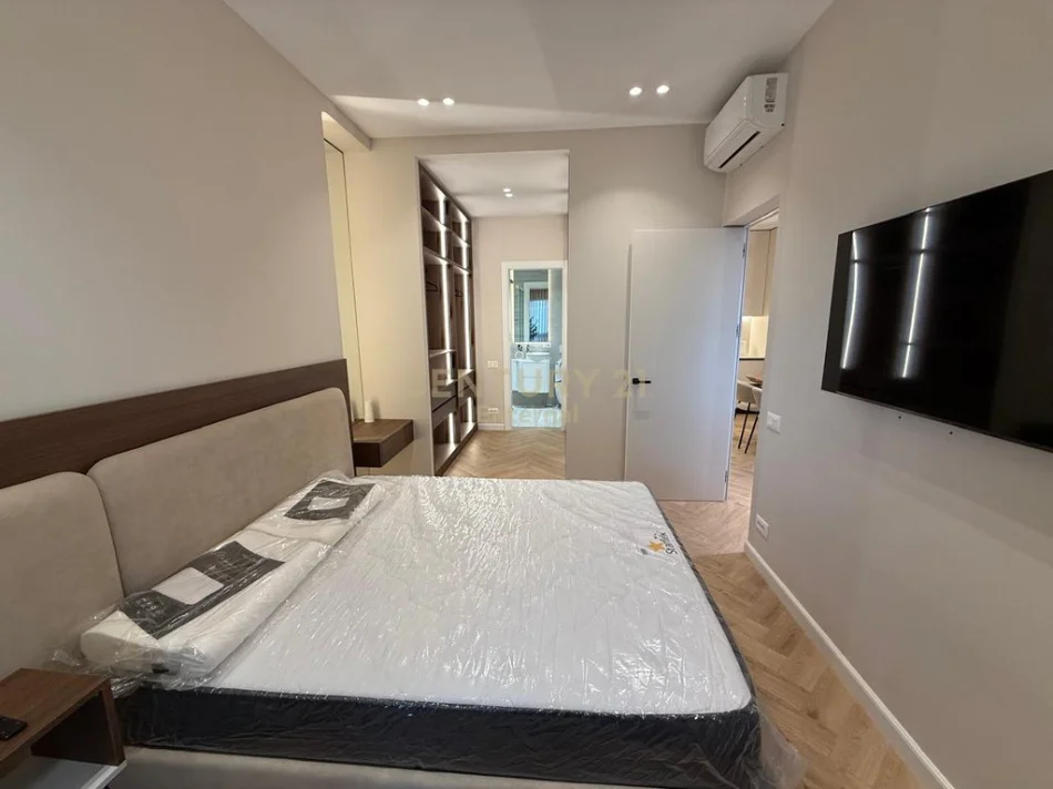 Tirane, jepet me qera apartament 2+1 Kati 9, 113 m² 1.800 € (Garden Building)