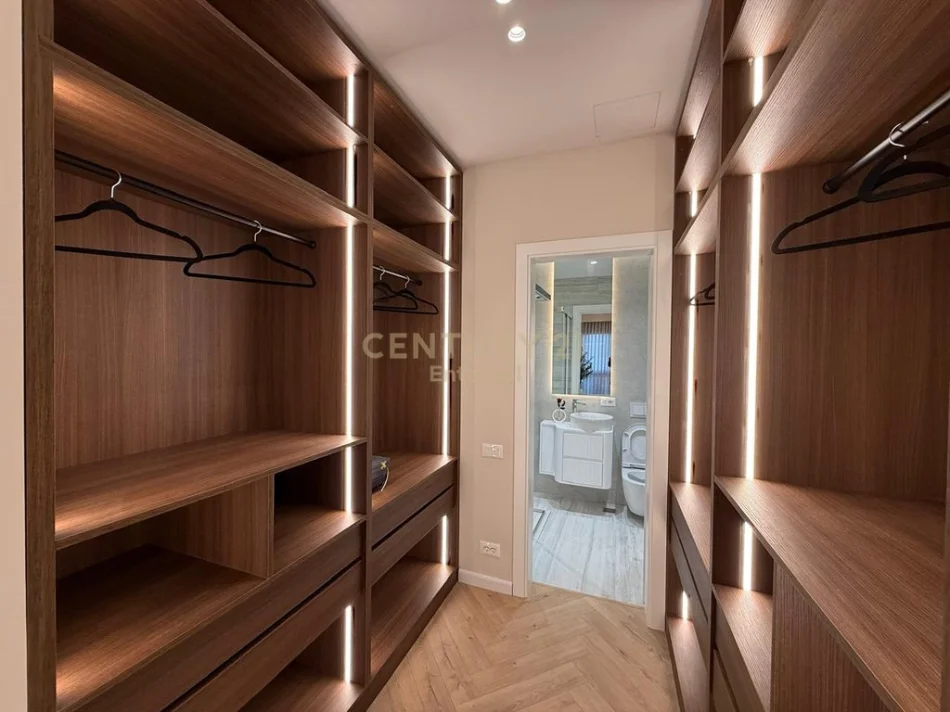 Tirane, jepet me qera apartament 2+1 Kati 9, 113 m² 1.800 € (Garden Building)