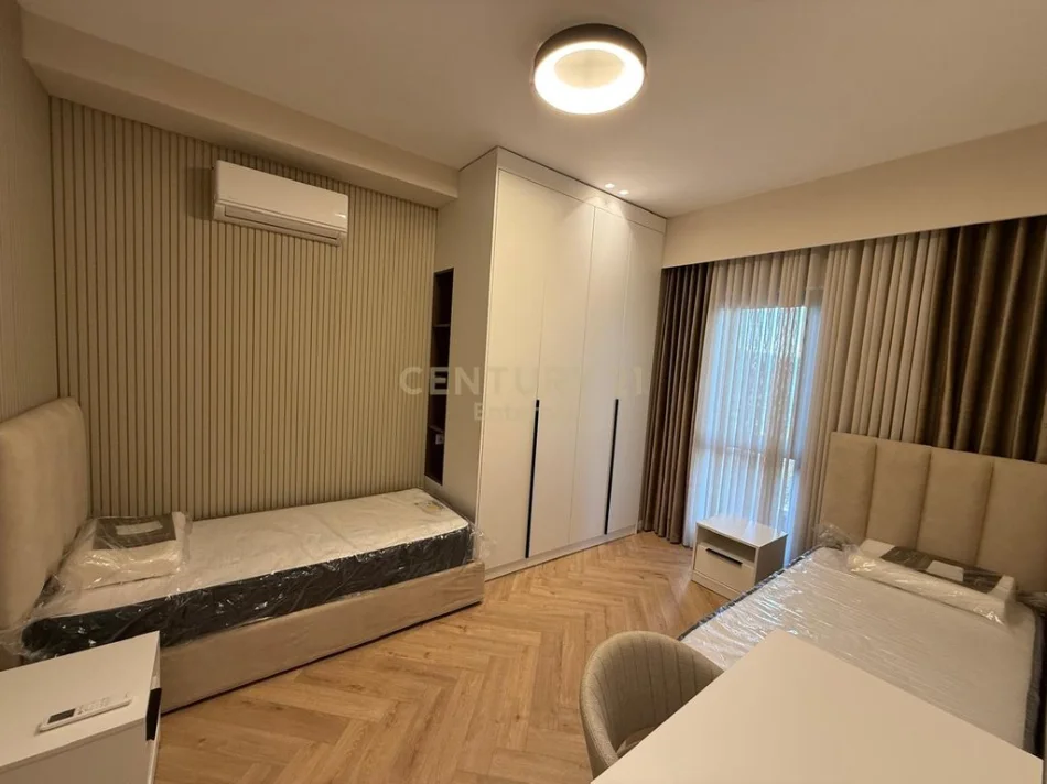 Tirane, jepet me qera apartament 2+1 Kati 9, 113 m² 1.800 € (Garden Building)