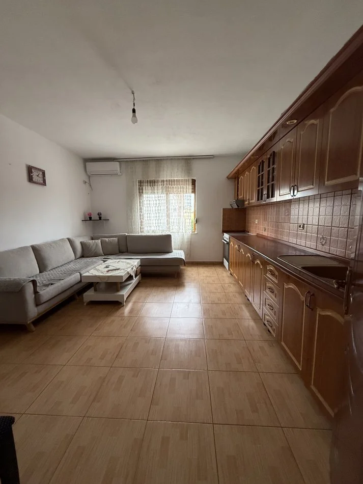 Tirane, jepet me qera apartament 2+1+Ballkon Kati 2, 350 € 
