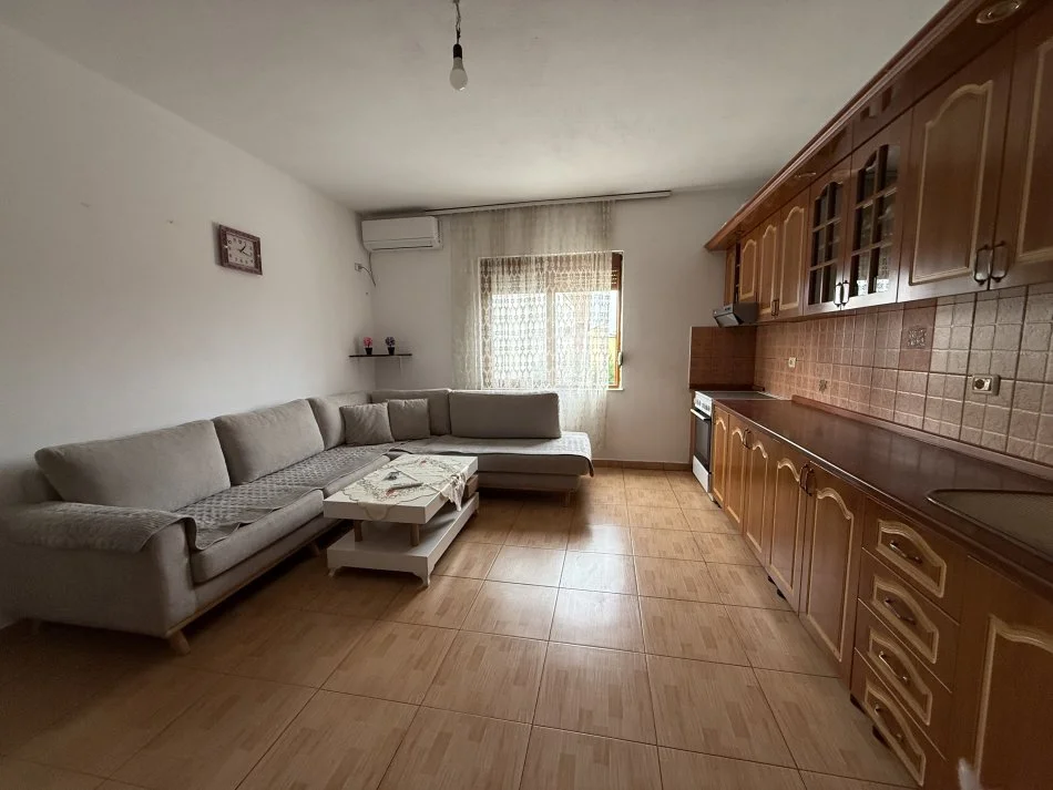 Tirane, jepet me qera apartament 2+1+Ballkon Kati 2, 350 € 