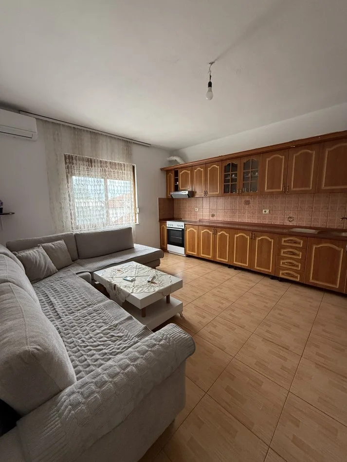 Tirane, jepet me qera apartament 2+1+Ballkon Kati 2, 350 € 