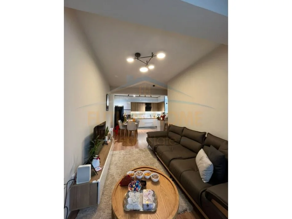 Tirane, shitet apartament 2+1+Ballkon Kati 2, 94 m² 210.000 € (Rruga e kavajes)