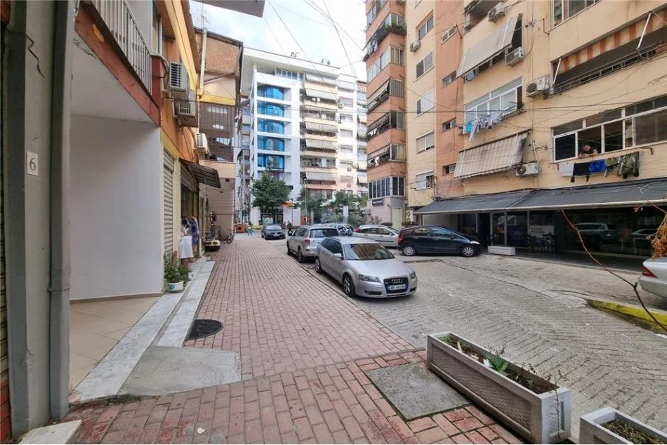 Tirane, jepet me qera dyqan Kati 0, 90 m² 550 € 