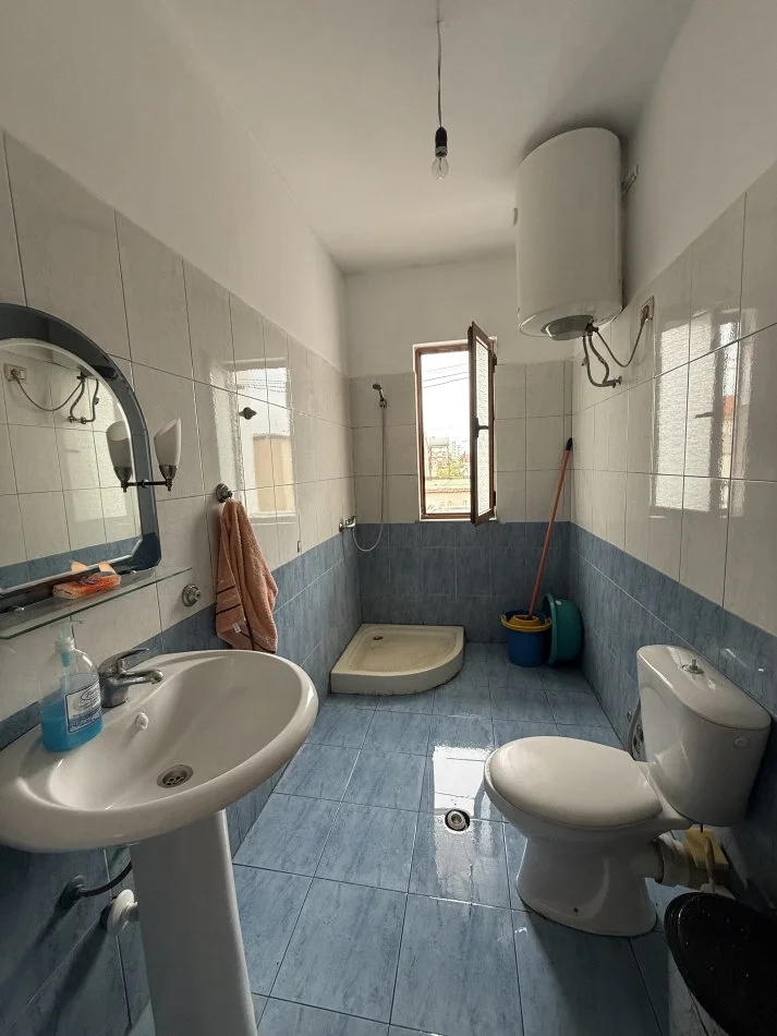 Tirane, jepet me qera apartament 2+1+Ballkon Kati 2, 350 € 