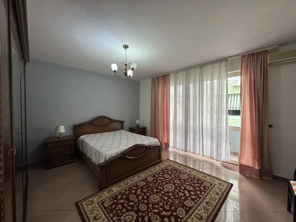 Tirane, jepet me qera apartament 2+1+Aneks+Ballkon Kati 5, 93 m² 850 € (Rruga Brigada e VIII)