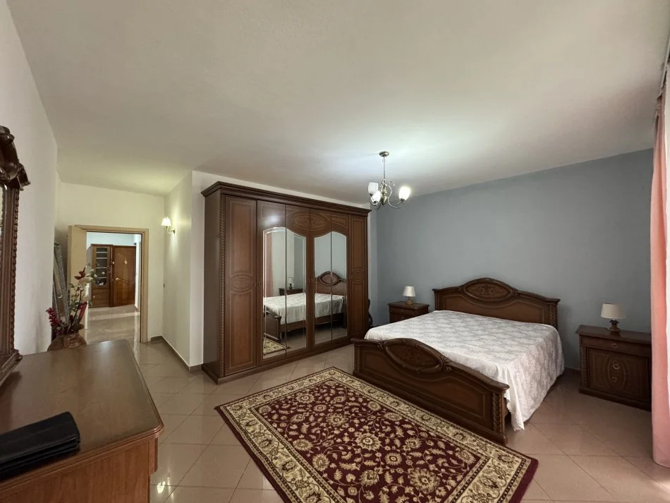 Tirane, jepet me qera apartament 2+1+Aneks+Ballkon Kati 5, 93 m² 850 € (Rruga Brigada e VIII)