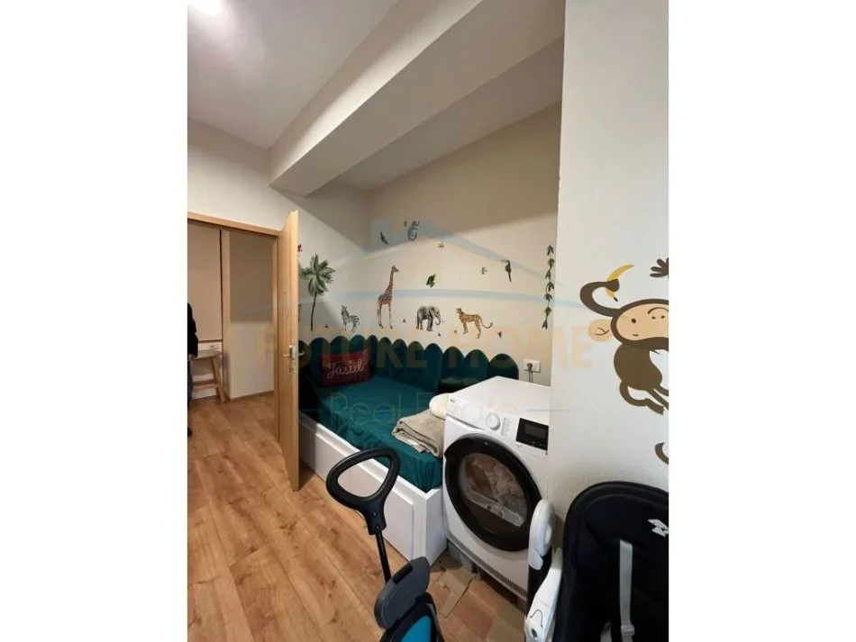 Tirane, shitet apartament 2+1+Ballkon Kati 2, 94 m² 210.000 € (Rruga e kavajes)